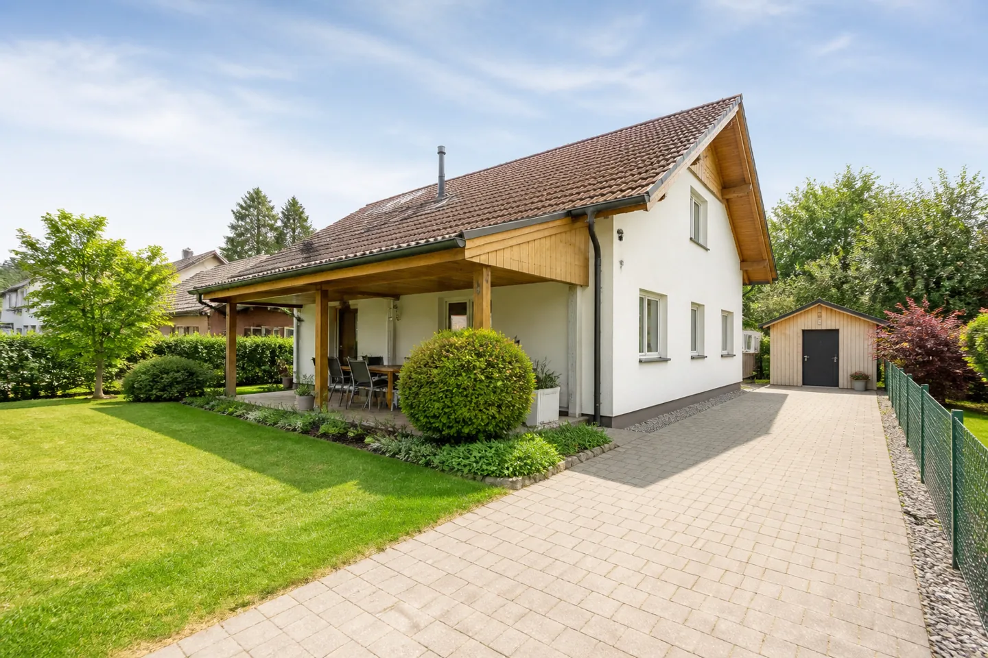 Wohnhaus mit Terrasse, Garten, Zufahrt und Nebengebäude